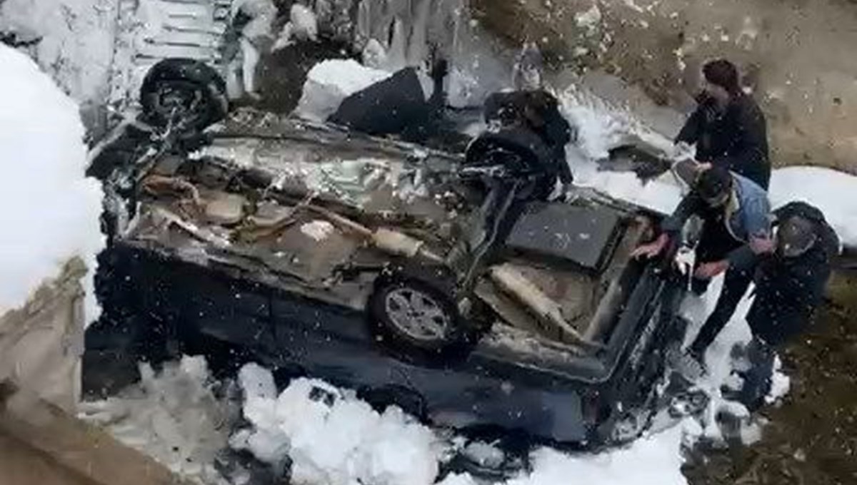 Otomobil dereye uçtu, can pazarı yaşandı Otomobil dereye uçtu, can pazarı yaşandı