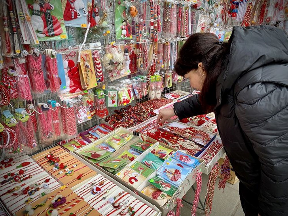 Marteniçka'nın Sırrı: Kırmızı-Beyaz İpliğin Anlamı, Takılma Zamanı ve Bileği 76 ZKh2wVw
