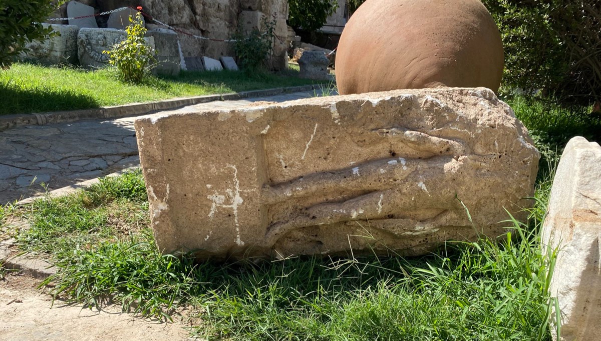 Güneş Tanrısı Helios heykeli altyapı çalışmasında bulundu hemen koruma altına alındı