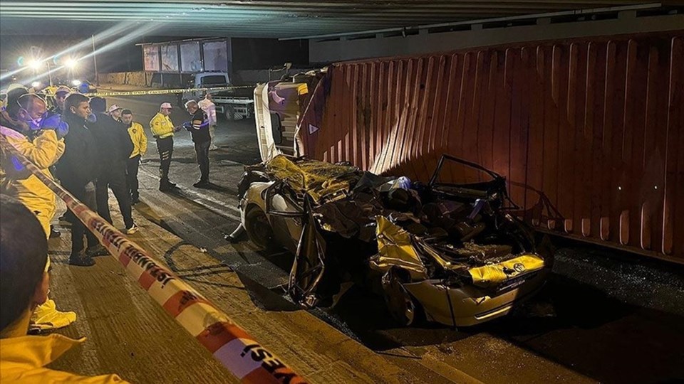 Bakırköy'de TIR, İETT otobüsünün üzerine devrildi: Yaralılar var - 3