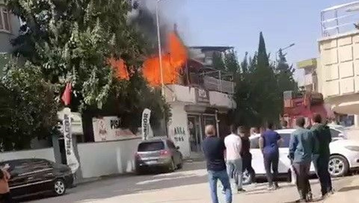 İş yerinde yangın paniği: Alevler çatıyı bir anda sardı İş yerinde yangın paniği: Alevler çatıyı bir anda sardı