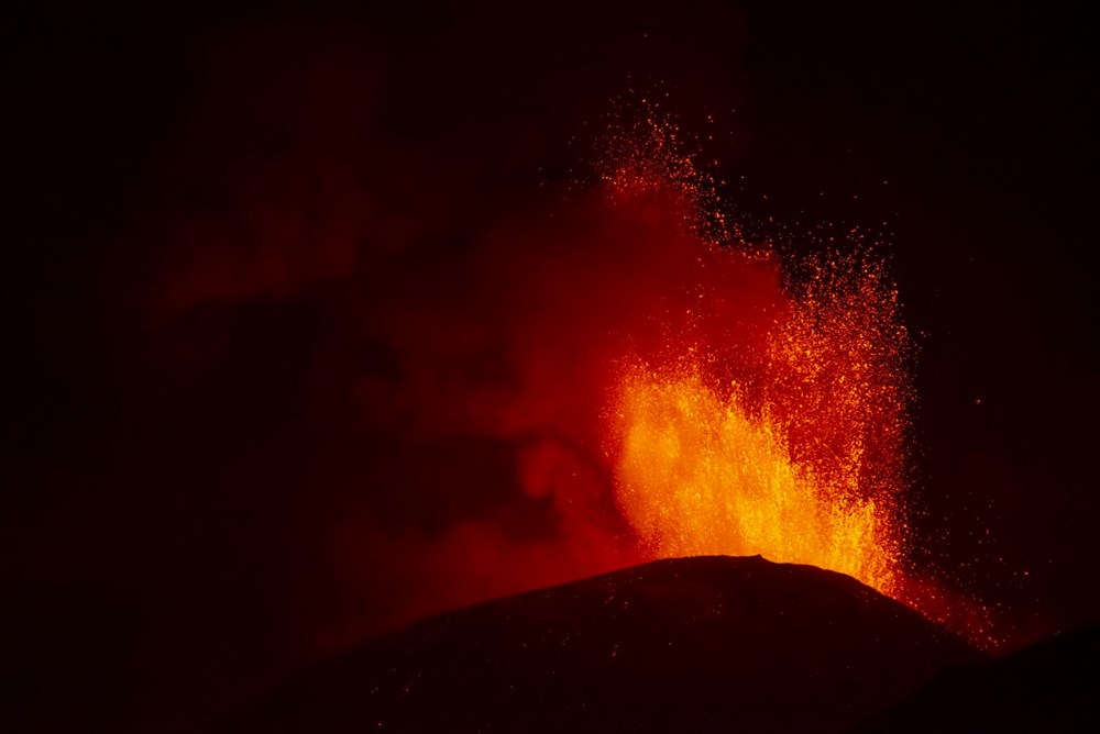 Etna Yanardağı yeniden kül ve lav püskürttü - 3