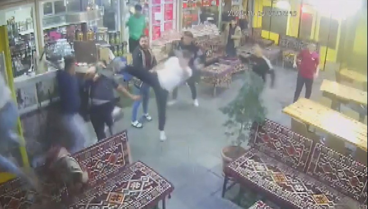 İstanbul’da kafeyi savaş alanına çeviren kavga (Keser ve sopalarla birbirlerine girdiler) İstanbul’da kafeyi savaş alanına çeviren kavga (Keser ve sopalarla birbirlerine girdiler)