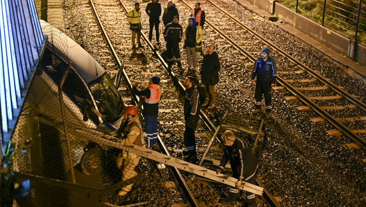 İstanbul'da otomobil metro hattına düştü