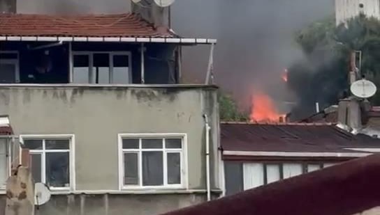 3 gecekonduda birden yangın çıktı