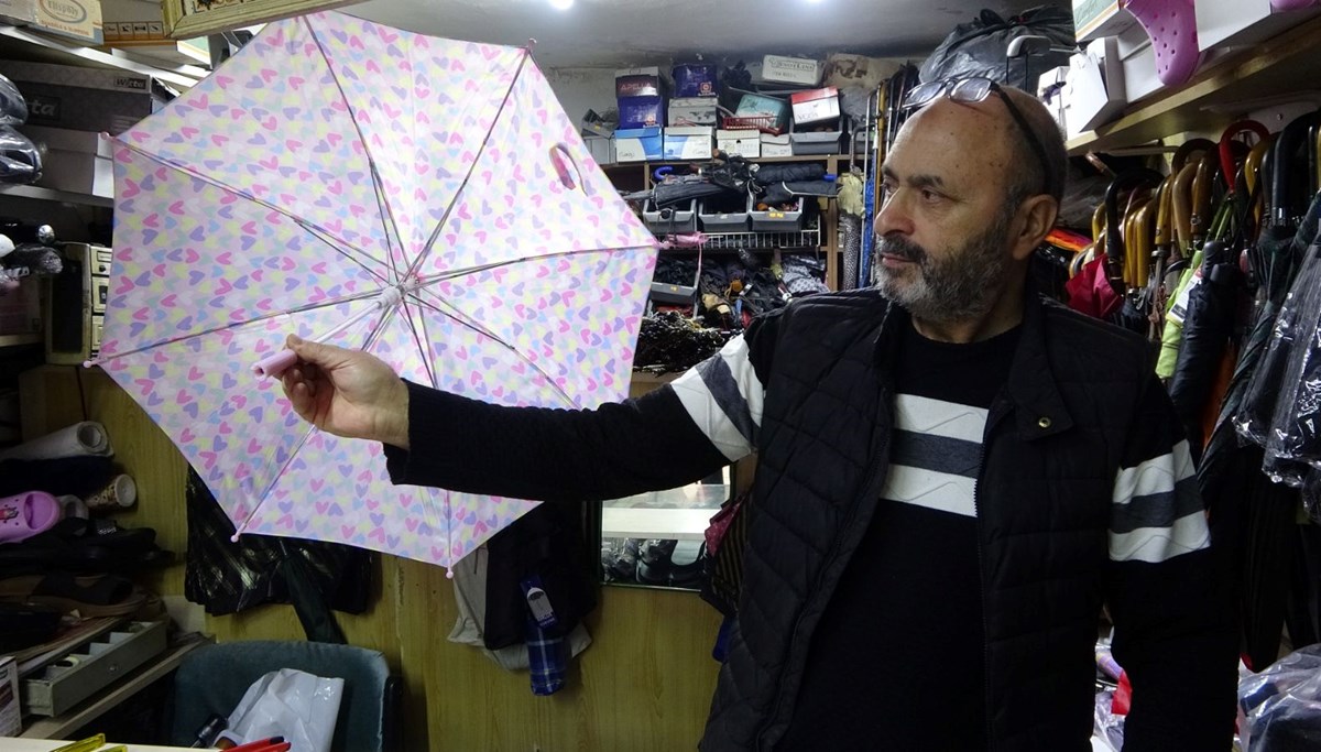 Ne tamir ne satış kaldı: Son şemsiye ustası ayakta kalmaya çalışıyor Ne tamir ne satış kaldı: Son şemsiye ustası ayakta kalmaya çalışıyor