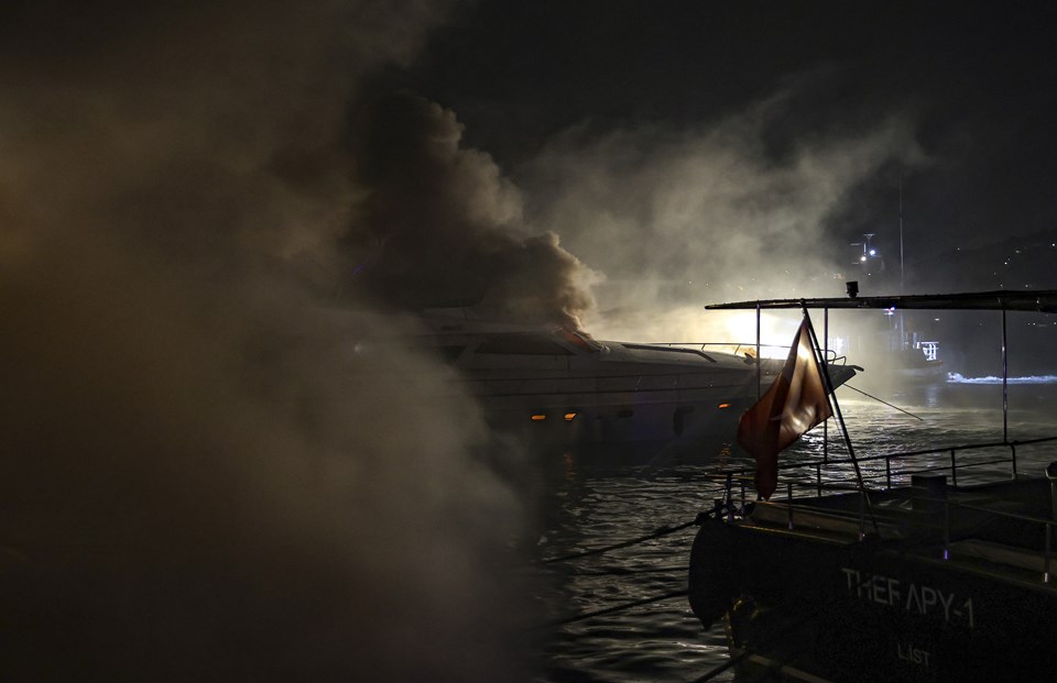Bebek Sahili'nde aynı teknede bir günde ikinci yangın: Küle dönen tekne battı - 1