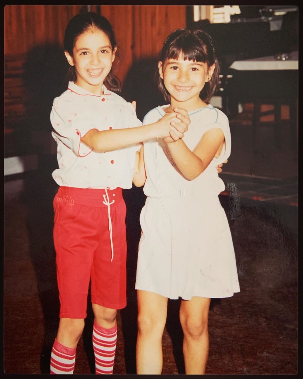 Su Burcu Yazgı Coşkun'dan nostaljik kare (Ünlülerin çocukluk ve gençlik halleri) - 368