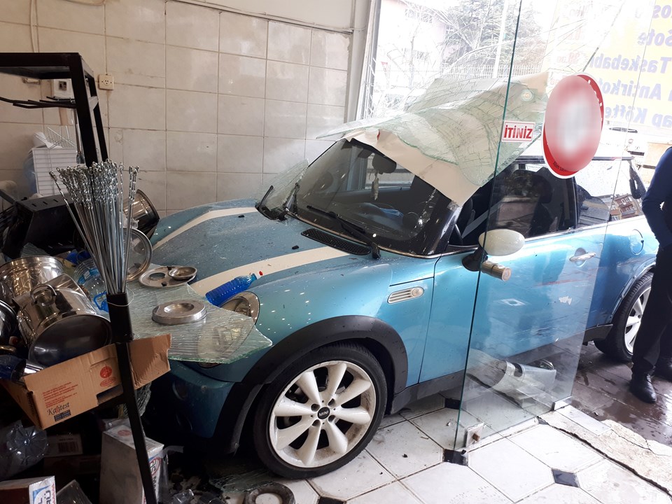 Ankara'da otomobil kasap dükkanına girdi: 1 yaralı - 1