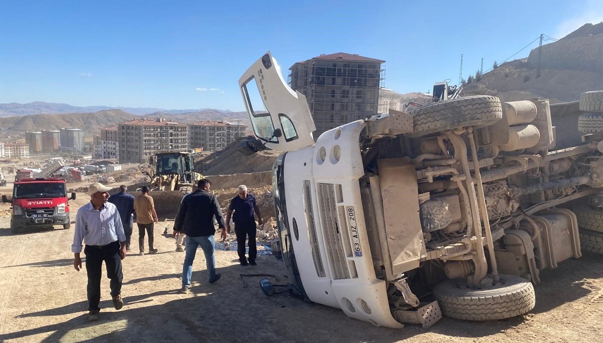 Şantiyede kamyon devrildi