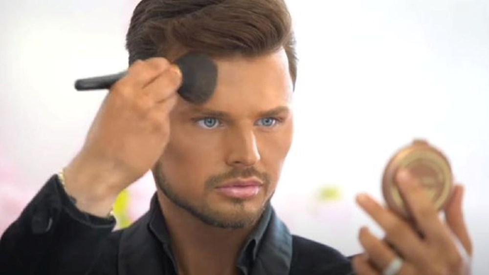 Barbie'nin erkek arkadaşına benzemek için yılda binlerce sterlin harcayan Ken Doll: Hapiste bronzlaştırıcı sprey kullandım - 4