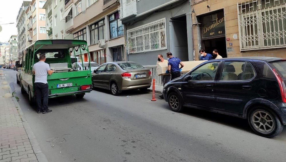 Emekli albay evinde ölü bulundu Emekli albay evinde ölü bulundu