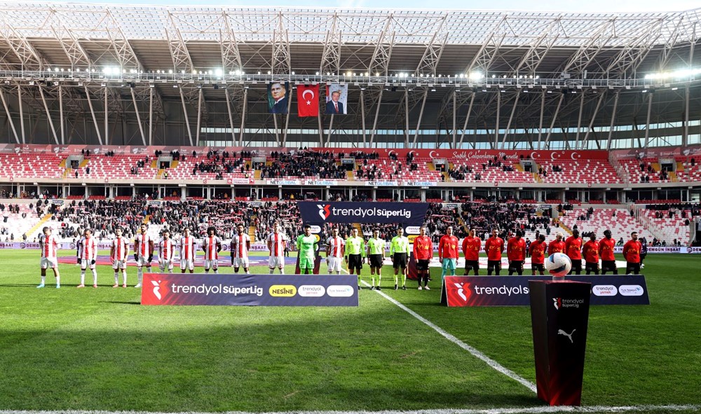 Kayserispor'da Bahoken'den takım arkadaşına tokat: Kırmızı kartla oyundan atıldı - 1