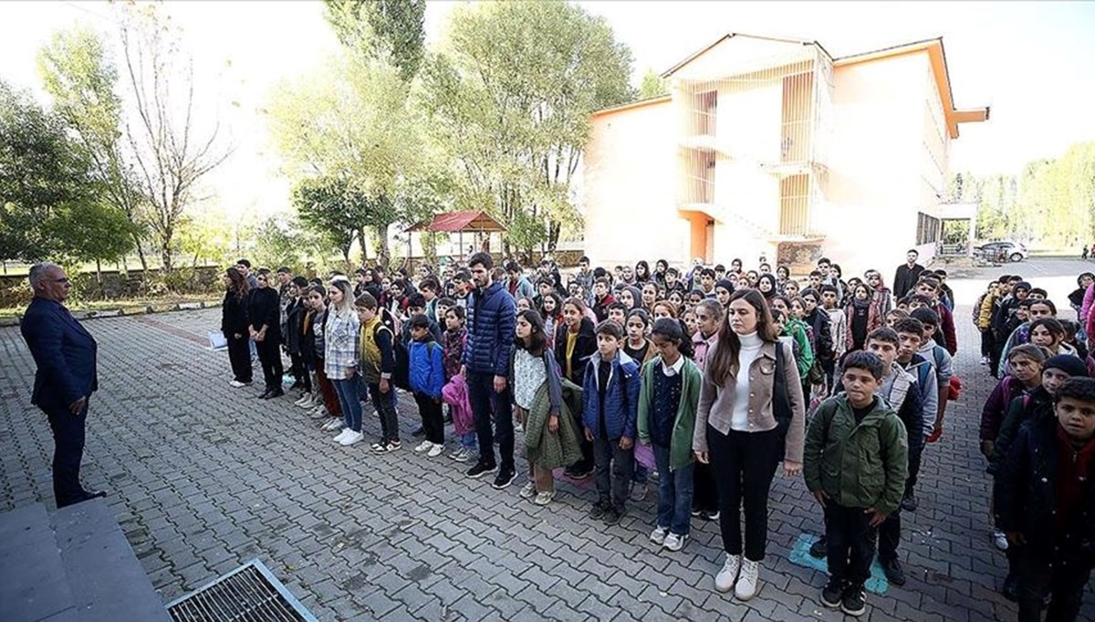 Milli Eğitim Bakanı Tekin duyurdu: Şehitler için tüm okullarda saygı duruşunda bulunulacak