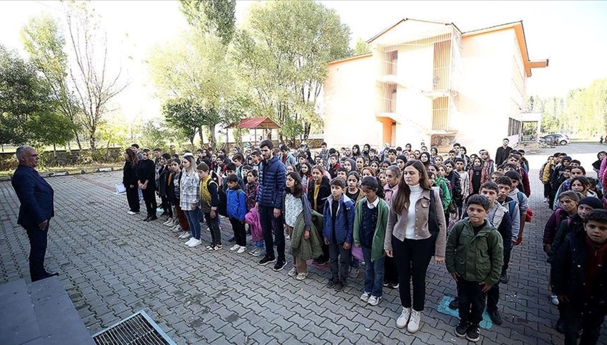 Milli Eğitim Bakanı Tekin duyurdu: Şehitler için tüm okullarda saygı duruşunda bulunulacak Milli Eğitim Bakanı Tekin duyurdu: Şehitler için tüm okullarda saygı duruşunda bulunulacak