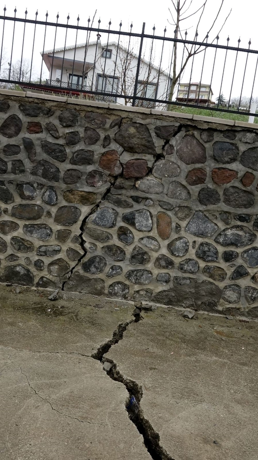 Yolların Gizli Tehlikesi: Derin Çatlakların Fısıltısı 75 ZOtmQZcnHUqbNtZ7f19jwg