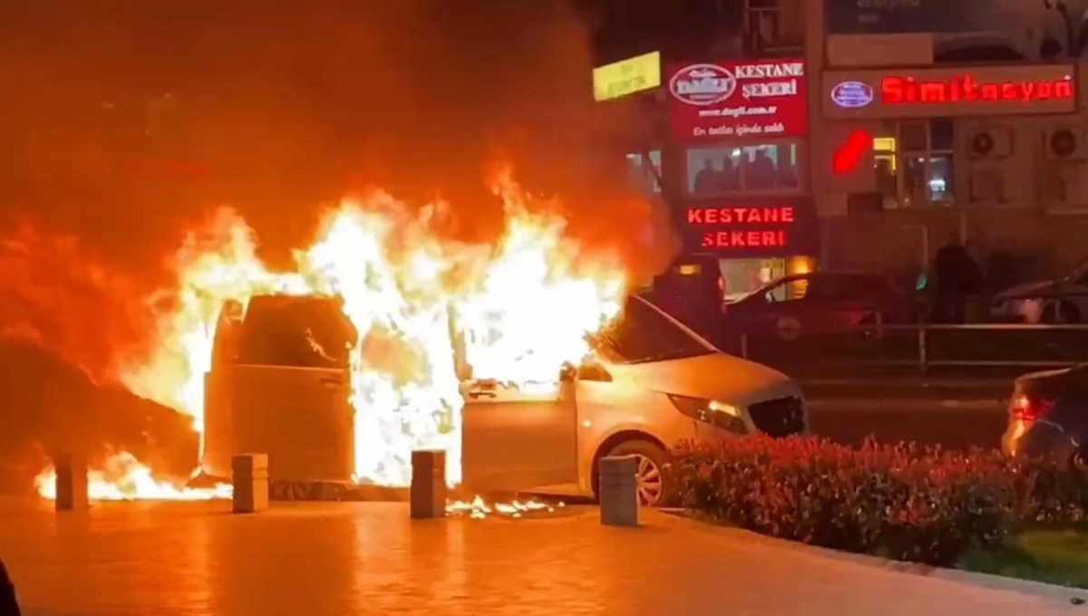 Bursa'da büyükşehir belediye başkan adayının makam aracı alev alev yandı