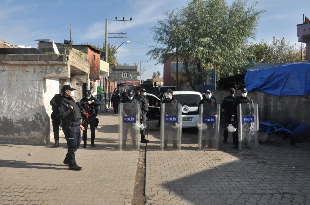 Diyarbakır'da kısıtlama gününde ortalık savaş alanına döndü: 20 yaralı - 11