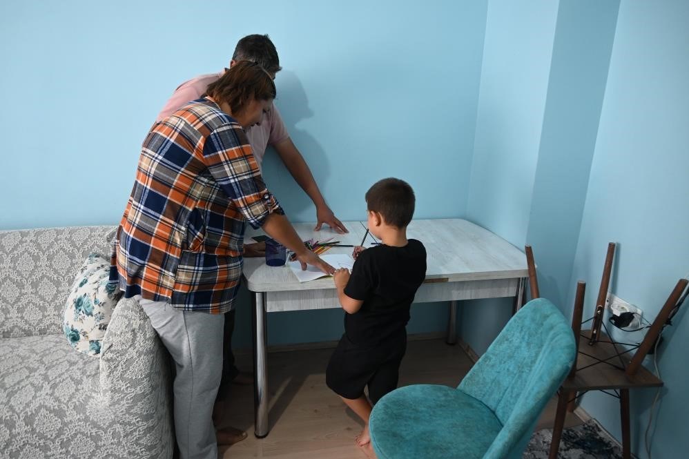 Eşinin yanında olduğunu belirten baba A.E.İ. Çocuğumuz dövüldü, biz de gereken neyse onu yaptık. Oğlum beceri eğitimi verilen 3 ayrı okula gidiyor, tuvaletine alıştırmıştık, ağır otizmli. Şimdi her şey tam tersine döndü. dedi.