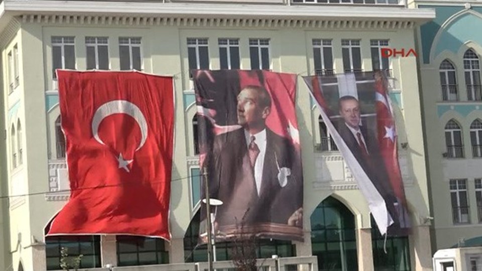 Kapatılan cemaat okuluna Atatürk ve Erdoğan posteri - 1