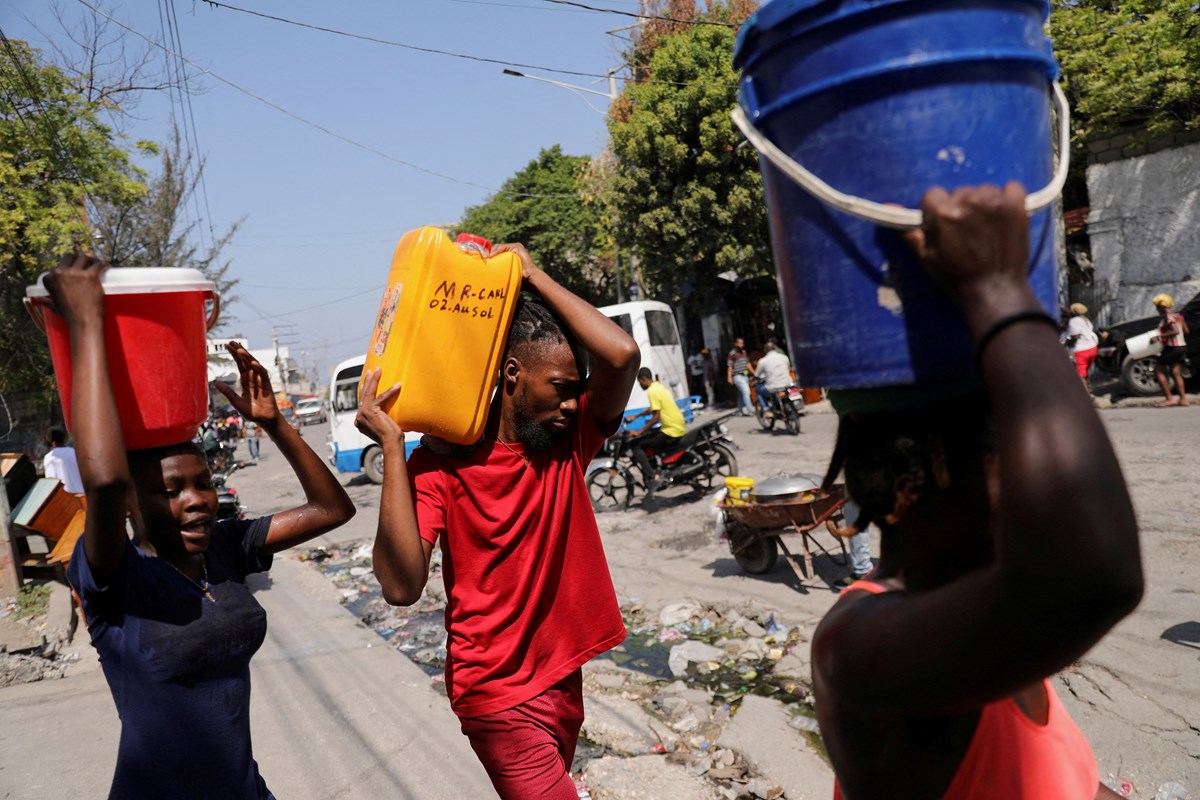 Çete şiddetinin arttığı Haiti sokaklarında yerel halk temel ihtiyaçlarını temin etmeye çalışıyor.