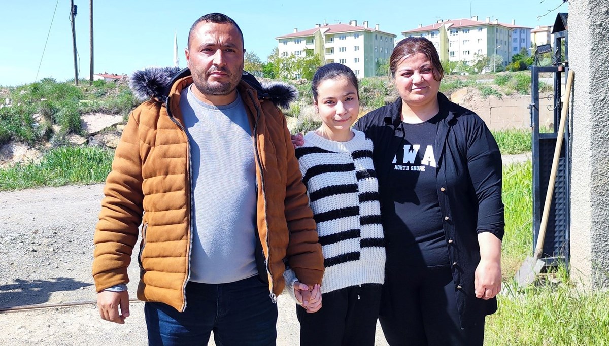 Sivas'ta kızına ve kendisine saldıran 4 köpeği vurdu Sivas'ta kızına ve kendisine saldıran 4 köpeği vurdu