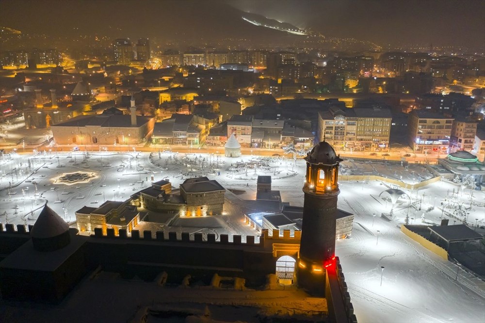 Doğu'nun "kış cenneti" Erzurum gündüz bembeyaz, gece ise ışıl ışıl - 10