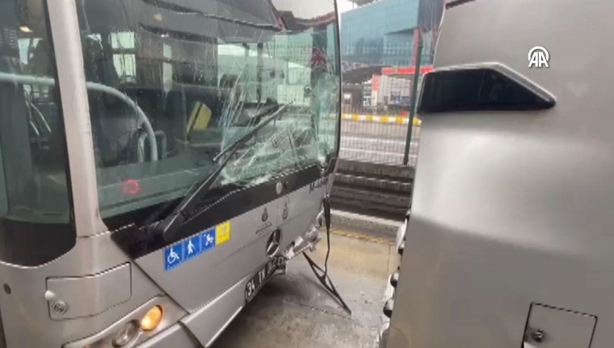 İstanbul'da iki metrobüs çarpıştı