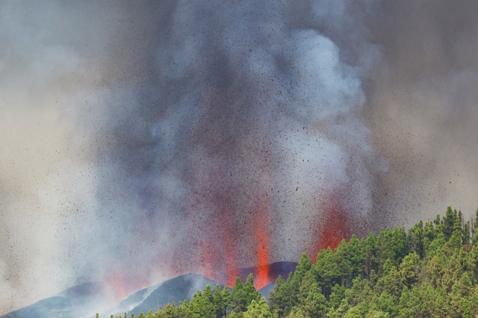 Kanarya Adaları'ndaki Cumbre Vieja yanardağı faaliyete geçti: 5 bin kişi tahliye ediliyor - 1