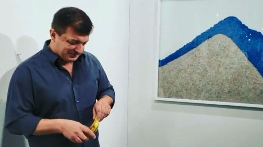 �Duvara bantlanmış muz� sanatına muzu yiyerek tepki gösterdi (Muza �Duvara bantlanmış muz� sanatına muzu yiyerek tepki gösterdi (Muza