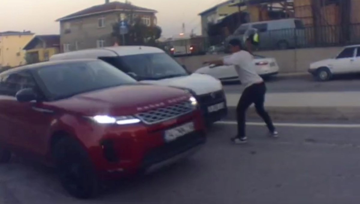 Trafikte gergin anlar: Üzerine sürülen araca kaskını fırlattı Trafikte gergin anlar: Üzerine sürülen araca kaskını fırlattı