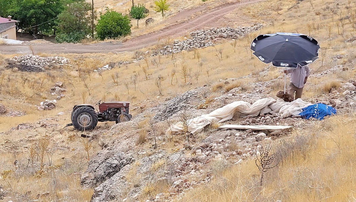 Malatya'da devrilen traktörün sürücüsü hayatını kaybetti Malatya'da devrilen traktörün sürücüsü hayatını kaybetti