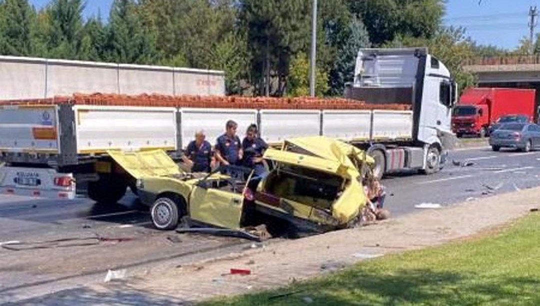 Eskişehir'de feci kaza! Otomobil ikiye bölündü: 1 ölü, 1'i ağır 3 yaralı