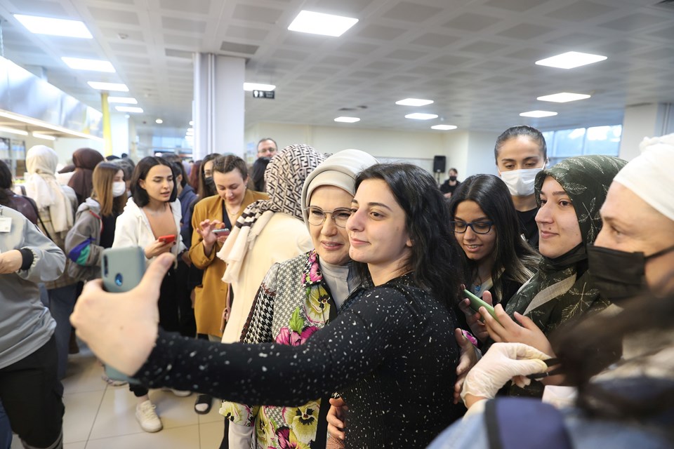 Emine Erdoğan, KYK Yurdu’nda kalan kız öğrencilerle iftar yaptı - 2