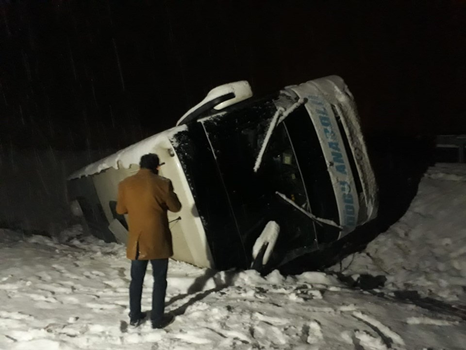 Erzincan'da yolcu otobüsü kaza yaptı: 16 yaralı - 1