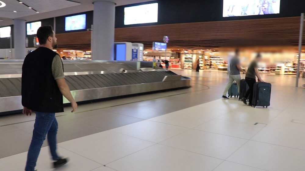 İstanbul Havalimanı’nda 27 milyon liralık operasyon | Valizi yanındakine verince yakalandı - 2