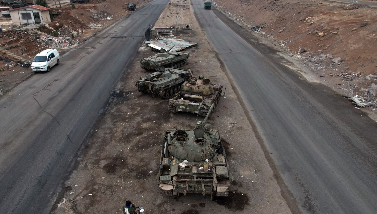 Esad’ın ardında Şam’ın girişine konuşlandırdığı tanklar kaldı Esad’ın ardında Şam’ın girişine konuşlandırdığı tanklar kaldı