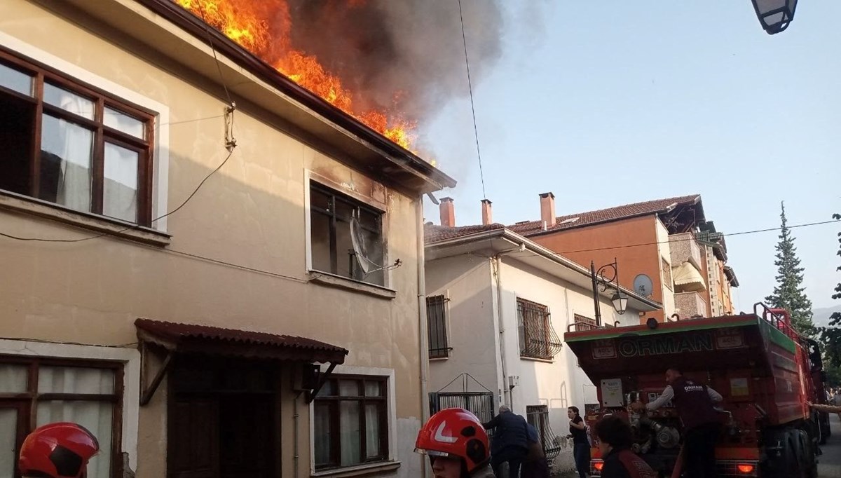 Geyve'de korkutan yangın: 2 çocuğu itfaiye kurtardı