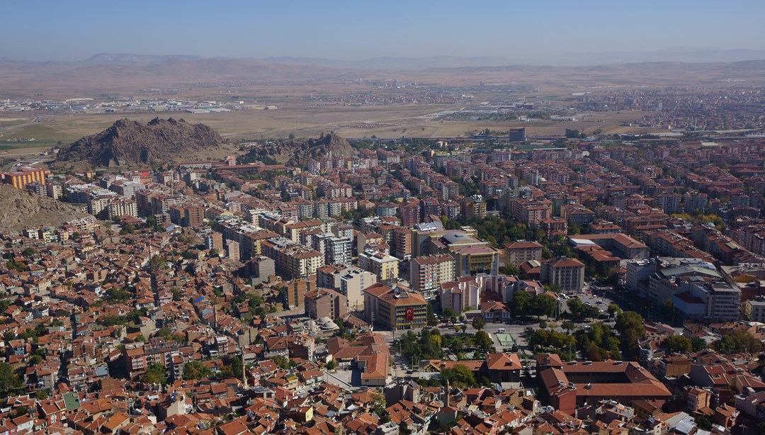 Afyonkarahisar'da kestiği ağacın altında kalan genç, hayatını kaybetti