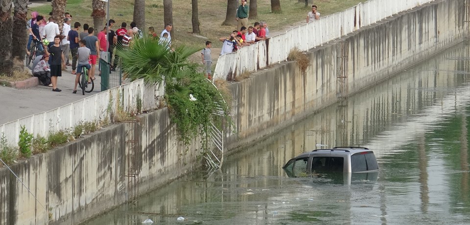 Kahraman baba, otomobil içinde nehre düşen kızını kurtardı - 1