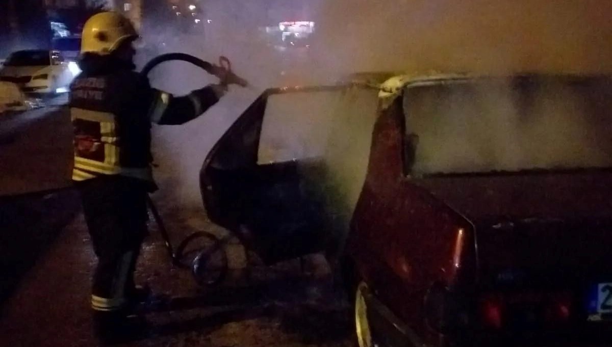Elazığ'da park halindeki otomobil yandı: Araçtaki şahsı itfaiye kurtardı Elazığ'da park halindeki otomobil yandı: Araçtaki şahsı itfaiye kurtardı