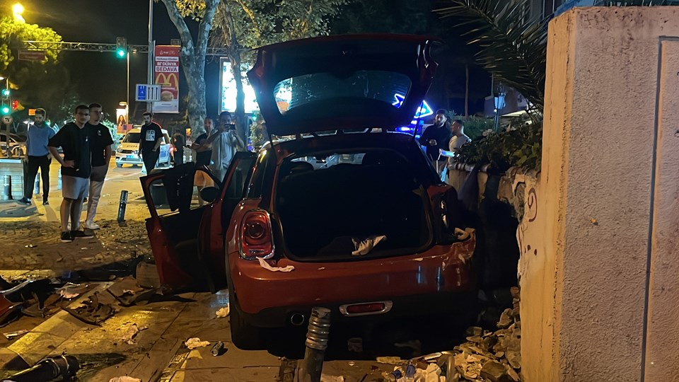 Kadıköy Bağdat Caddesi'nde otomobil duvara çarptı: 3 yaralı - 1
