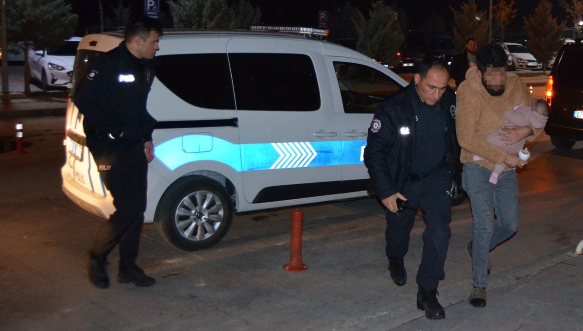 Eşini bıçaklayan şüphelinin gözaltına alınırken kucağındaki bebeğe devlet koruması Eşini bıçaklayan şüphelinin gözaltına alınırken kucağındaki bebeğe devlet koruması