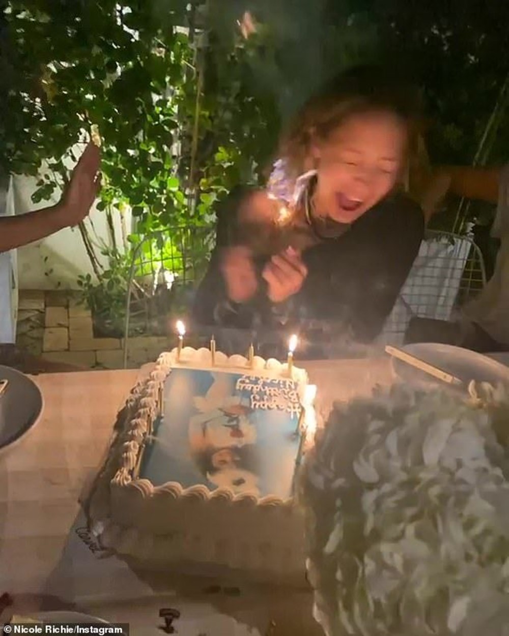 Rambut Nicole Richie terbakar saat meniup lilin di kue ulang tahunnya - 4