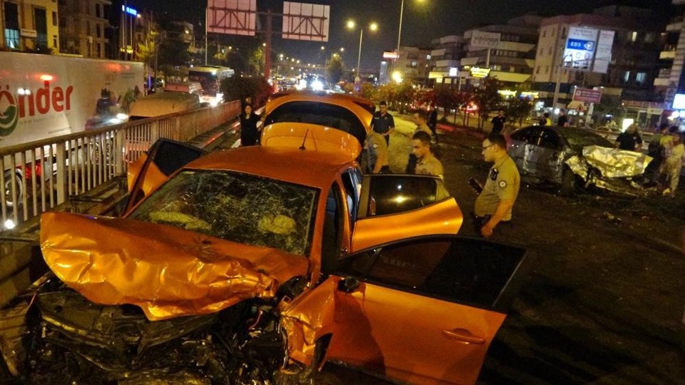 Antalya'da 2 otomobil kafa kafaya çarpıştı: 1'i ağır 5 kişi yaralandı - 2