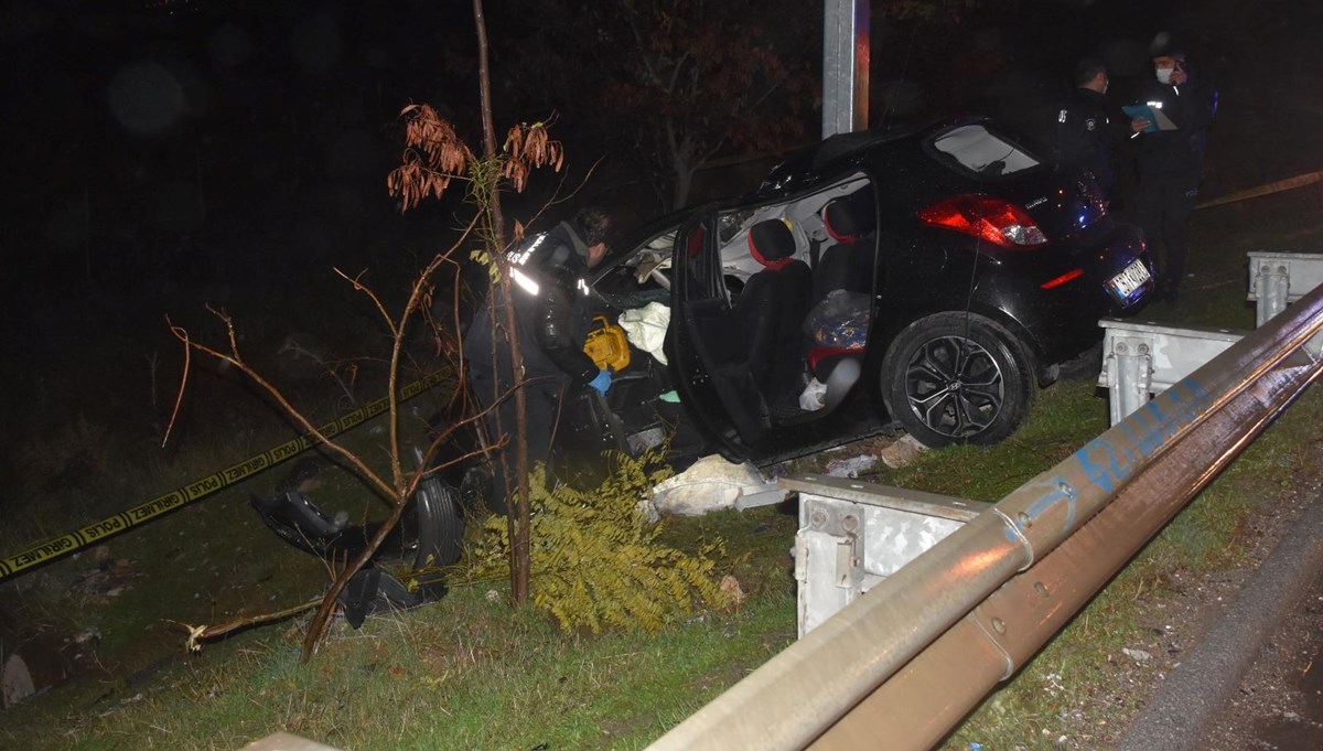 İzmir'de yoldan çıkıp direğe çarpan aracın sürücüsü hayatını kaybetti