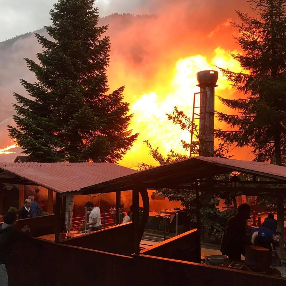 Turizm merkezi Uzungöl’de korkutan yangın - 1