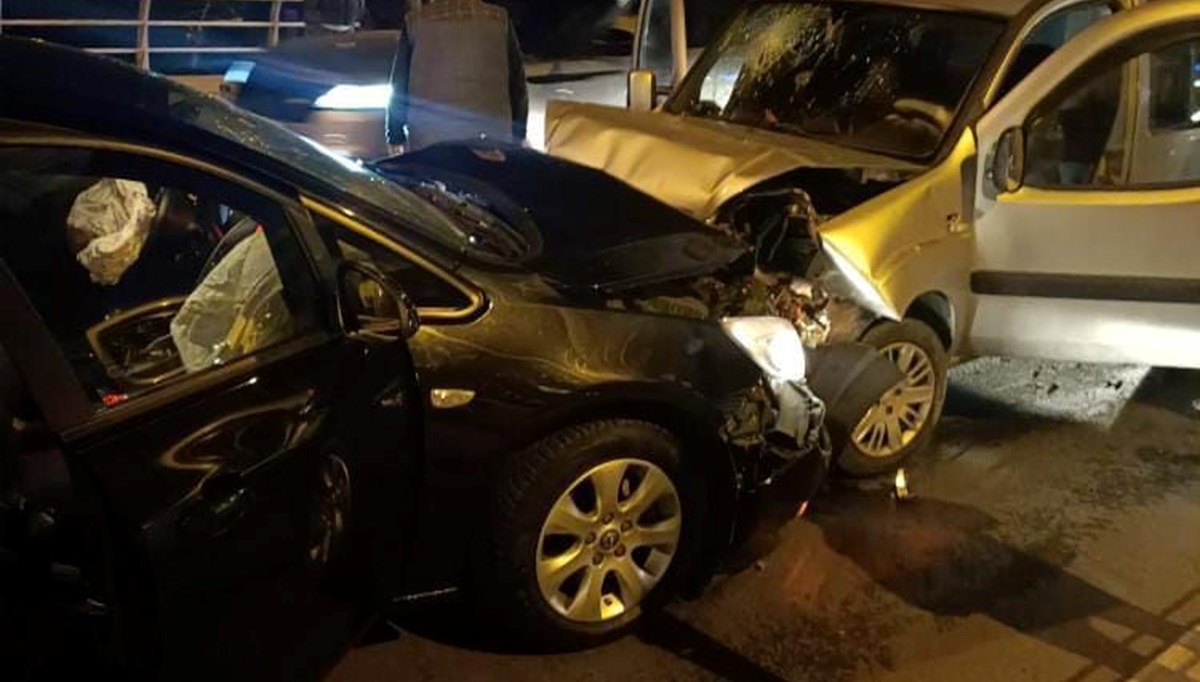 Sarıyer'de otomobil ile hafif ticari araç kafa kafaya çarpıştı: 7 yaralı Sarıyer'de otomobil ile hafif ticari araç kafa kafaya çarpıştı: 7 yaralı