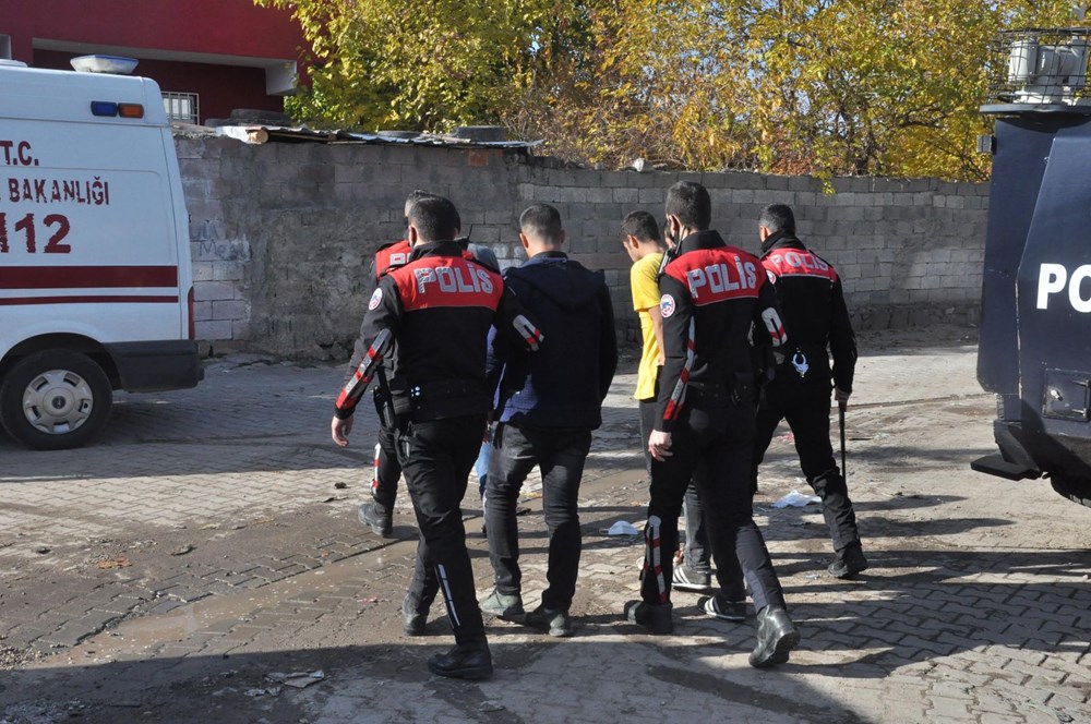 Diyarbakır'da kısıtlama gününde ortalık savaş alanına döndü: 20 yaralı - 4