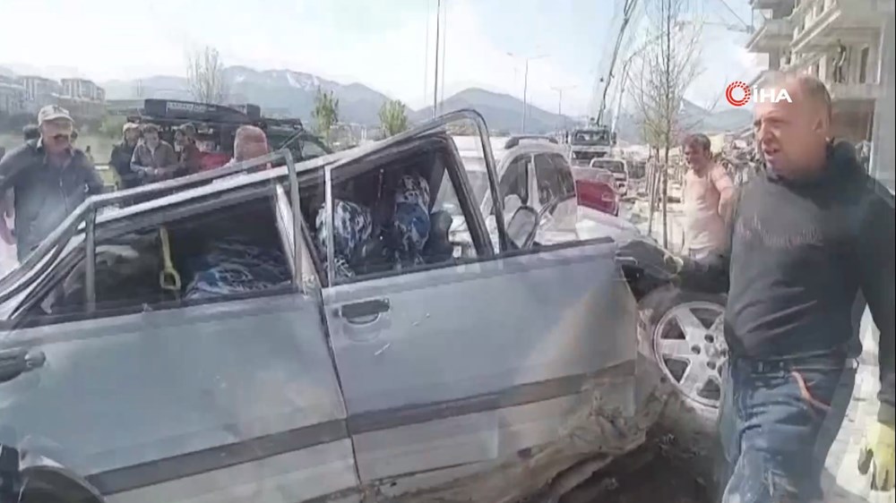 Beton mikseri dehşeti: Onlarca aracı önüne kattı, yol savaş alanına döndü - 3